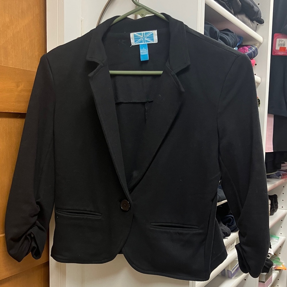Black soft cotton blazer with button closure, two pockets, rouching on sleeves